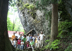 大矢谷白山神社の巨大岩塊 写真